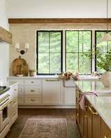 Vermonhouzz - Cuisine américaine sur mesure de style farmhouse avec tabourets de bar en rotin et robinet en laiton pour hôtel et milieu haut de gamme