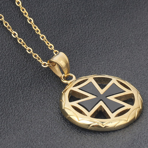 Colgante de cruz de 36 mm de acero titanio con diseño geométrico hueco, collar retro con efecto desgastado para mujer - Product Image 2