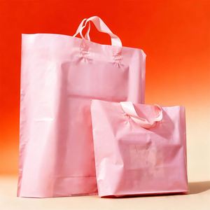 Bolsa de Compras de Plástico LDPE Rosa Mate con Asa de Lazo Suave, Impresión Personalizada, para Boutique de Ropa y Empaque de Regalos - Product Image 3