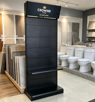 Présentoir en panneau perforé noir, forte capacité de charge, idéal pour la promotion en magasin et la présentation des produits.