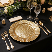 Assiette de présentation dorée perlée résistante à l'usure, réutilisable, avec base brillante antidérapante pour service hôtelier à fort trafic