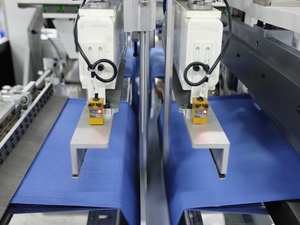 Máquina Automática de Acabamento de Toalhas Cirúrgicas com Dispositivo de Dobragem para Produção de Têxteis Médicos - Product Image 3