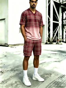 Ensemble urbain 2 pièces pour homme : T-shirt rouge à carreaux dégradé col en V et short cargo à carreaux - Product Image 5