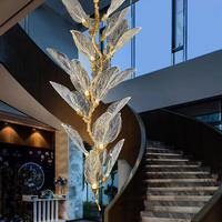 Lustre en résine de luxe avec design en feuilles dorées, personnalisable, pour plafond haut, hôtel, villa, escalier, grand format