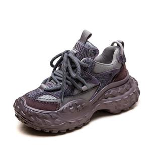 Zapatos de mujer de estilo nuevo, informales, transpirables, que aumentan la altura, versión coreana, con aspecto desgastado, a la moda y modernos. - Product Image 1