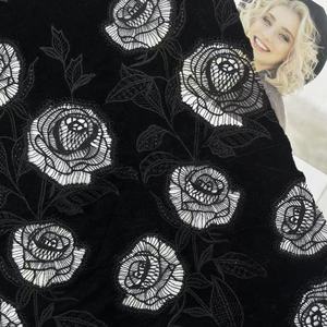 Tela de Encaje de Terciopelo con Diseño de Rosas Caladas, Tela Bordada Ecológica de Lujo <span class=keywords><strong>para</strong></span> Vestidos de Fiesta, Venta al por Mayor - Product Image 5