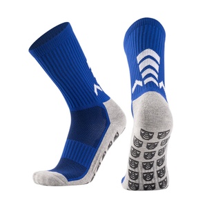 Chaussettes de football pour jeunes transfrontalières, motif flèche, antidérapantes avec grip en silicone, coussinets en tissu éponge massant, coupe mi-haute, respirantes et absorbant la transpiration - Product Image 2