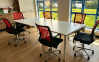 Poste de travail PC moderne, grande table de conférence modulaire avec structure métallique pour bureau de 8 à 10 personnes
