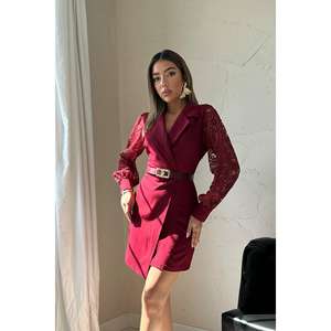 Robe de soirée en satin bordeaux, col en V, manches en dentelle transparente, coupe asymétrique, taille naturelle - Product Image 3