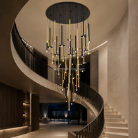 Lustre en cascade Rainline Disc avec tiges en aluminium et embouts en acrylique opale pour les atriums d'hôtels et les escaliers courbes