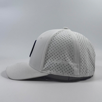Casquette de baseball unisexe de sport en polyester perforé de haute qualité ODM avec patch en caoutchouc personnalisé et clip marqueur de balle de golf