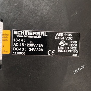 Nouveau dans sa boîte, contrôleur de relais de sécurité SCHMERSAL AES1135 - Product Image 1