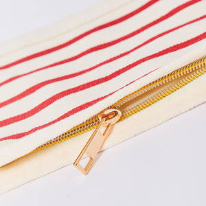 Beauty Stripes Cosmetic Bag Fashion Zipper Makeup Bag Pochette d'accessoires en toile française Pochette à fermeture éclair en toile de coton biologique recyclé - Product Image 3