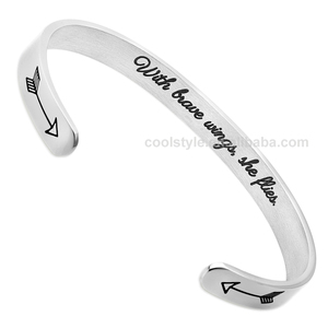 Brazalete de acero inoxidable para mujer, joyería inspiradora con mensaje personalizado, grabado con alas <span class=keywords><strong>Brave</strong></span> - Product Image 1