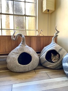 Cama para gatos de lana de fieltro natural grande ecológica para gatos - Product Image 3