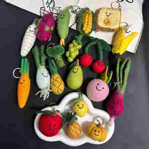 Llaveros de Fieltro de Lana de Alta Calidad con Diseño de Frutas y Verduras, Mini Llaveros 3D de Fresa, Aguacate, Calabaza y Uva - Product Image 2