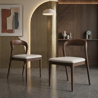 Chaise de salle à manger moderne en bois naturel avec cadre incurvé ergonomique, siège et dossier en cuir imperméable pour la maison et l'hôtellerie