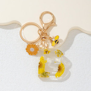 Nuevo Llavero con Alfabeto de Abeja y Margarita Amarilla, Borla de Flores Secas, Decoración para Mochila y Bolso, Regalo para Mujeres y Niñas - Product Image 3