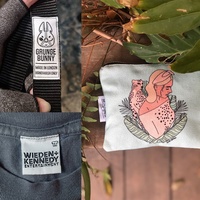 Fournisseur d'étiquettes d'ourlet de vêtements Tissage à la machine personnalisé Logo de dessin animé Vêtements Étiquettes principales tissées damassé avec pliage central