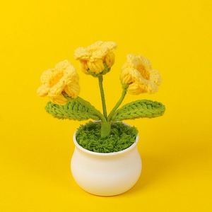 Flores de Ganchillo Hechas a Mano en Oferta, Lirios Coloridos en Maceta, Acabados Tejidos para Decoración de Graduación y Halloween - Product Image 3