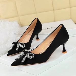 Chaussures de luxe en satin pour femmes, style européen et américain, talon moyen, talon coupe de vin, nœud en strass, bout pointu, talon fin pour l'automne - Product Image 2