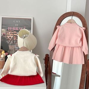 ชุดกระโปรงจีบเด็กขายส่งแบบใหม่ ชุดเสื้อสเวตเตอร์ลายดอกไม้เล็กสีแดง สไตล์จีน ชุดสองชิ้นสำหรับเด็กผู้หญิง - Product Image 4