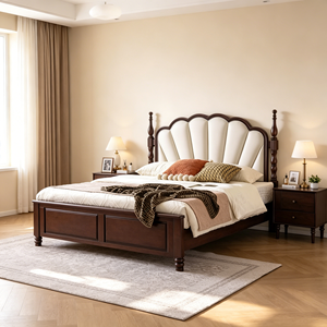 Base de Cama Tapizada Tradicional Tamaño Queen con Cabecera de Tela y Postes de Madera - Product Image 3