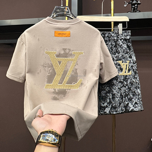 Abito estivo da <span class=keywords><strong>uomo</strong></span> europeo e americano di alta qualità 2026 nuova t-shirt ricamata a maniche corte pantaloncini da due pezzi - Product Image 2