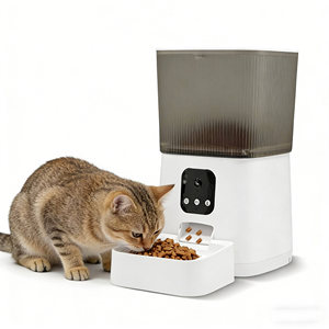 Distributeur automatique de nourriture pour animaux de compagnie en forme de bouteille OEM ODM, design minimaliste, certifié UKCA - Product Image 1