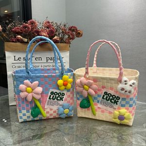 Sac fourre-tout en plastique tressé style frais, panier cadeau, sac à main, sac à bandoulière décontracté et tendance pour la plage, idéal pour les voyages et les souvenirs pour femmes - Product Image 1