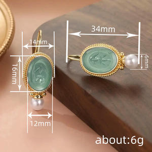 Orecchini Pendenti Placcati Oro E4539 con Perla Coltivata di Grado AAA e Pietra Intagliata a Forma di Pianta Verde con Incastonatura a Castone, Gioielli Classici da Donna - Product Image 6