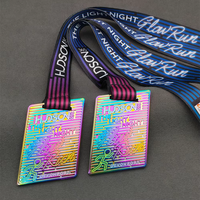 Médaille carrée en alliage de zinc moulé sous pression, holographique arc-en-ciel, avec texte en relief, silhouette de coureur et ruban dégradé