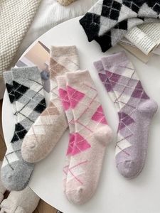 Chaussettes personnalisées <span class=keywords><strong>en</strong></span> argyle pour femmes, chaudes pour l'hiver, <span class=keywords><strong>en</strong></span> mélange de <span class=keywords><strong>laine</strong></span>, motif losanges, style vintage preppy, chaussettes mi-hautes duveteuses effet <span class=keywords><strong>mohair</strong></span>, vente <span class=keywords><strong>en</strong></span> gros - Product Image 2