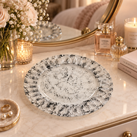 Eleganter schwarzer marmorierter 13-Zoll-Platzteller aus klarem PS-Kunststoff mit strahlender Relief-Textur für Bankett- und Catering-Events