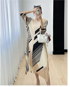 Ultimo <span class=keywords><strong>nero</strong></span> <span class=keywords><strong>e</strong></span> <span class=keywords><strong>bianco</strong></span> pieghe Miyake vestito coreano taglie forti gonna lunga dritta <span class=keywords><strong>donna</strong></span> fiore elegante festa aderente abito Casual - Product Image 5