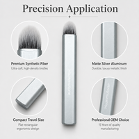 Pinceau correcteur plat mini à marque privée, tube en aluminium argenté mat, fibres synthétiques véganes, outil cosmétique portable pour le voyage et le blending