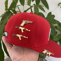 Pin de Gorra de Béisbol de Esmalte Brillante Personalizado con Cadena, Diseño de Dibujos Animados de Anime Ice Money Goat, el Mundo Es Tuyo