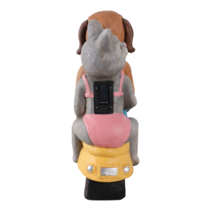 Statua da giardino in resina di cane e gatto che guidano uno scooter, decorazione da esterno per patio. - Product Image 5