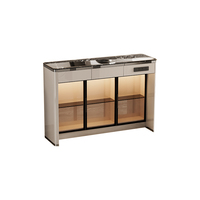 Meuble bar moderne de luxe en MDF laqué brillant avec plateau en pierre frittée, cadre en aluminium, portes vitrées et éclairage LED pour rangement dans le salon