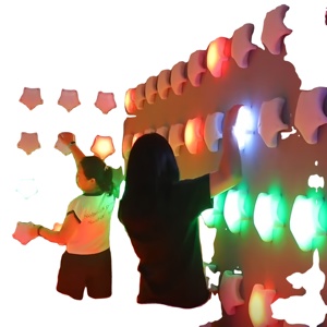 Machine murale interactive en plastique avec éclairage LED pour l'escalade des enfants lors de fêtes et d'événements sportifs et de divertissement en intérieur - Product Image 1