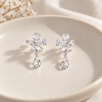 KAVNAR Boucles d'Oreilles Pendantes Fleur Goutte CZ Personnalisées, Laiton Plaqué Or Blanc avec Tige Argent 925 Fabricant Bijoux