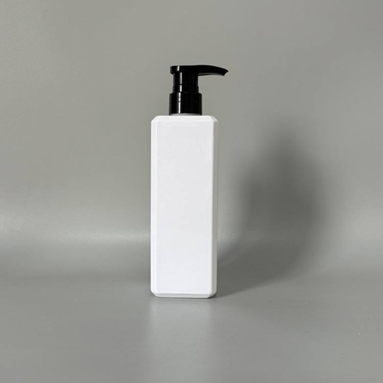 ขวดสีขาวพร้อมปั๊มสีดำ