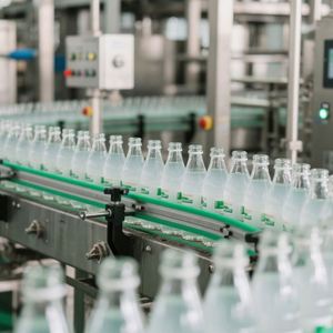 Haute précision entièrement automatique boisson de jus jus de fruits Suda eau pure liquide Machine à emballer ligne de remplissage de bouteilles - Product Image 4