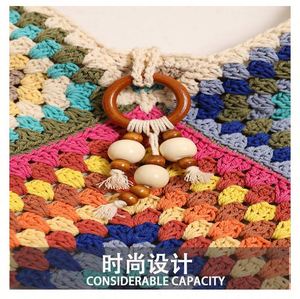 Sac à main en coton crocheté tendance, nouveau design ajouré, sac de plage pour femme avec perles en bois et pompons - Product Image 6