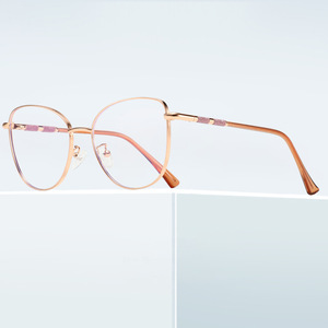 Nouvelles lunettes anti-lumière bleue 2026 pour femmes, monture œil-<span class=keywords><strong>de</strong></span>-chat haut <span class=keywords><strong>de</strong></span> gamme, branches <span class=keywords><strong>à</strong></span> ressort en métal, <span class=keywords><strong>verres</strong></span> photochromiques anti-lumière bleue - Product Image 2