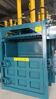 Station d'ordures verticale semi-automatique Presse à balles hydraulique Machine de compactage de carton en plastique 8T