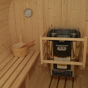 Sauna de Barril de Pino Blanco de 6KW para 6 Personas, con Tejas Impermeables y Bancos de Porche para Exteriores - Product Image 3
