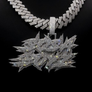 Magnifique collier pendentif hip-hop serti de diamants, idéal pour les soirées et les mariages, disponible à prix de gros depuis l'Inde. - Product Image 1