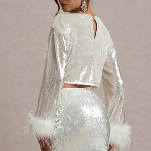 Ensemble 2 pièces pour femme : Haut à sequins longueur cheville et jupe fendue, avec poignets en plumes d'autruche – Collection Mode - Product Image 3