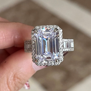 Anello di fidanzamento da donna F1566 in oro bianco con diamante taglio smeraldo, colore D naturale, montatura a halo - Product Image 6